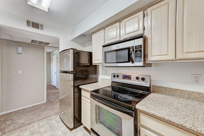 Building Photo - Spacious 2-Bed Condo with Balcony in Gated Community!
