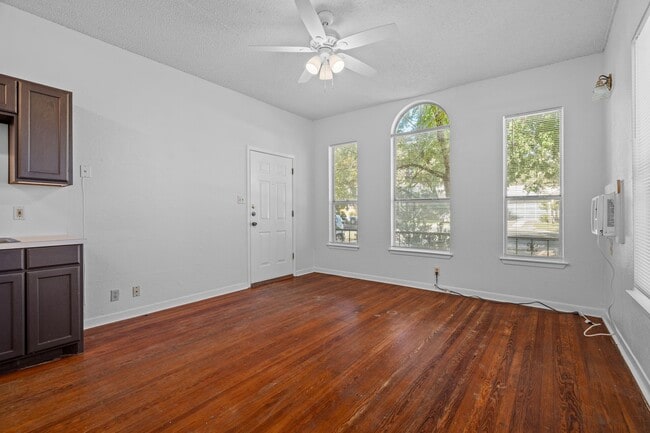 Building Photo - Clarksville Classic - Old School - 1 Bd/1Ba  -  Million Dollar Neighborhood - $1495