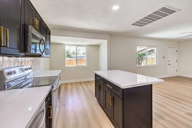 Building Photo - 3bed 2 bath plus Casita HUGE LOT for all your RV & recreational storage needs