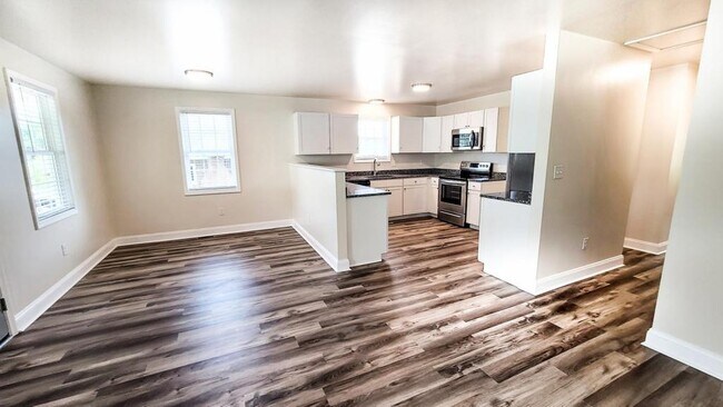 Building Photo - 1020 Primrose St SE