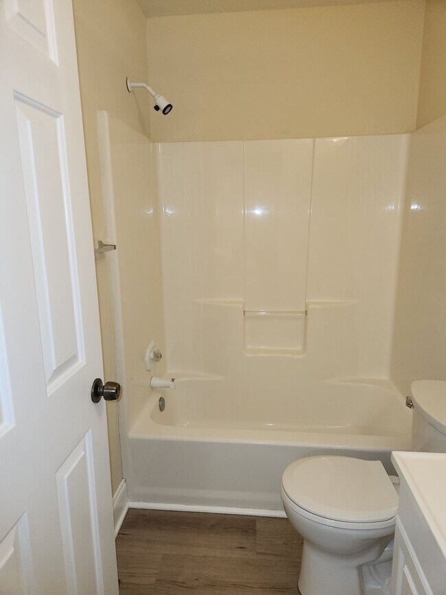 Building Photo - Lovley 3 Bedroom 2 Bath