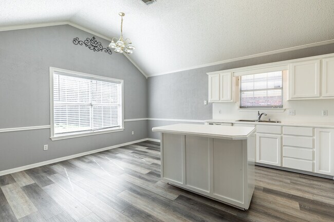 Building Photo - 10312 Sierra W Dr