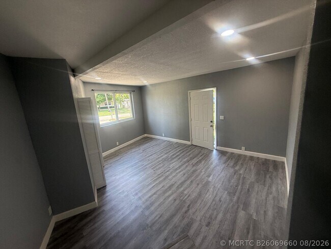 Building Photo - 630 E Dayton Cir