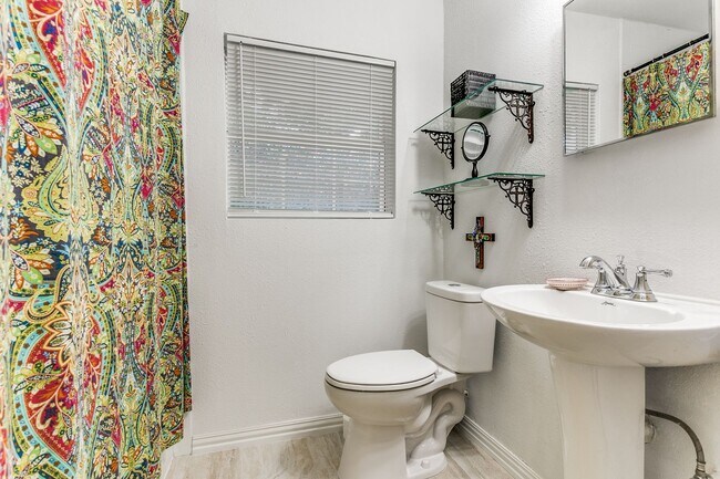 Building Photo - 2-BEDROOM DUPLEX IN WILSHIRE TERRACE