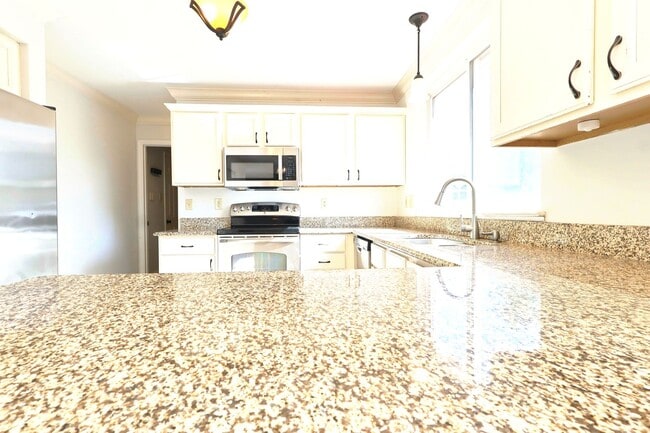Building Photo - 5 Bed 3.5 Bath Chesterfield Charmer