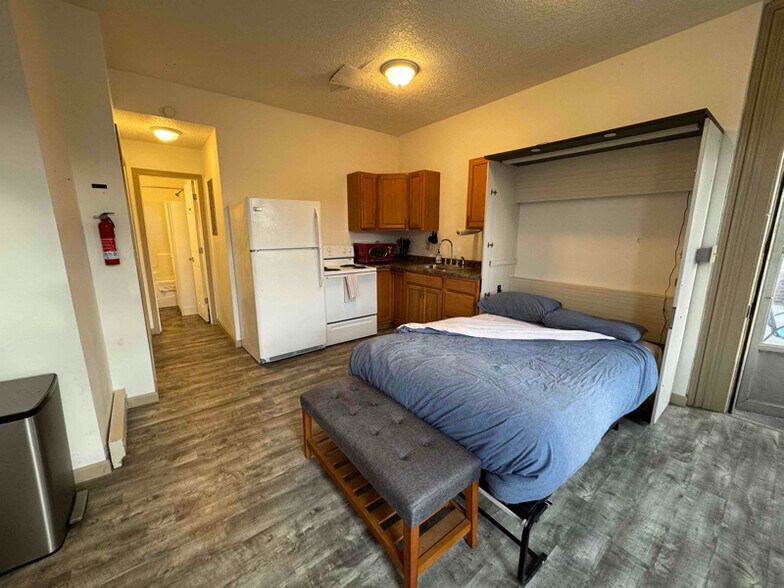 Building Photo - 931 Middle St