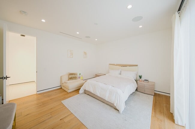 Building Photo - 25879 Chalmers Pl