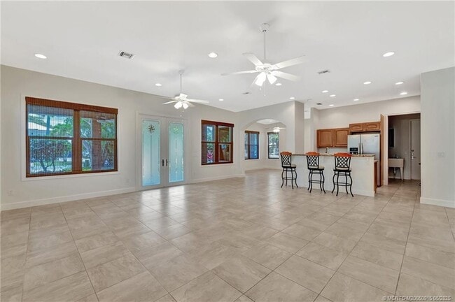 Building Photo - 311 SE Cardinal Way