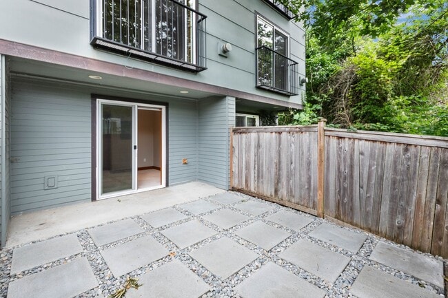Building Photo - Immaculate West Seattle Townhome