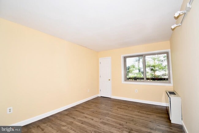 Building Photo - 10320 Westlake Dr
