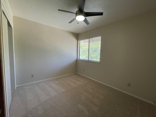 Building Photo - Spacious & Bright 3-Bedroom, 2 and 1/2 Bat...