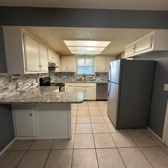 Building Photo - 6928 Woodlake Dr