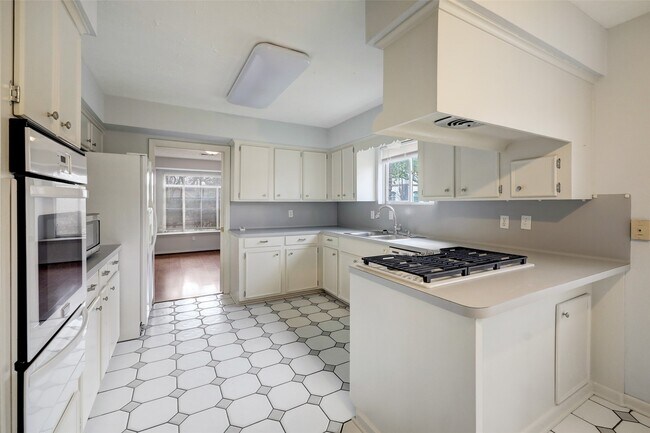 Building Photo - 8730 Cedarspur Dr