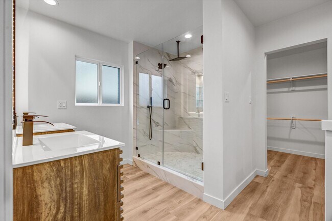 Building Photo - BEAUTIFULLY REMODELED, 5BD/4BA ENTERTAINER...