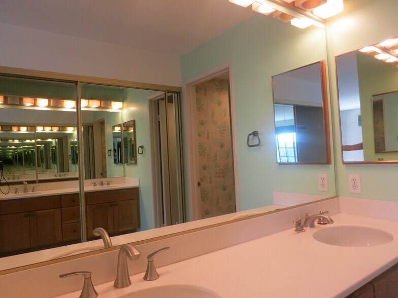 Building Photo - 8880 Villa La Jolla Dr