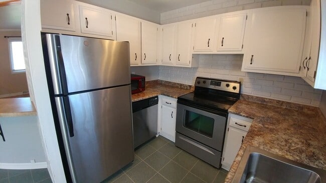 Building Photo - Spacious 4 bedroom 2 Bath Single Family Mt Pleasant