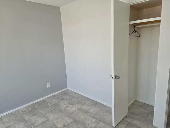 Building Photo - 735 E Louise Dr
