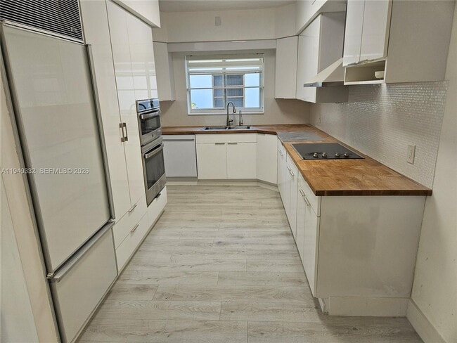 Building Photo - 1070 N Shore Dr