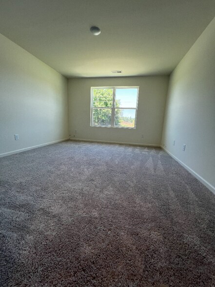 Building Photo - 121 N Chubb Rdg