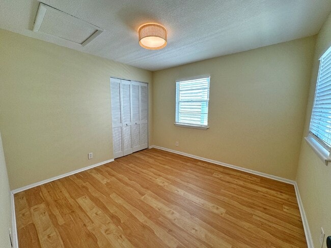 Building Photo - Newly remodeled Licolnville cottage in his...