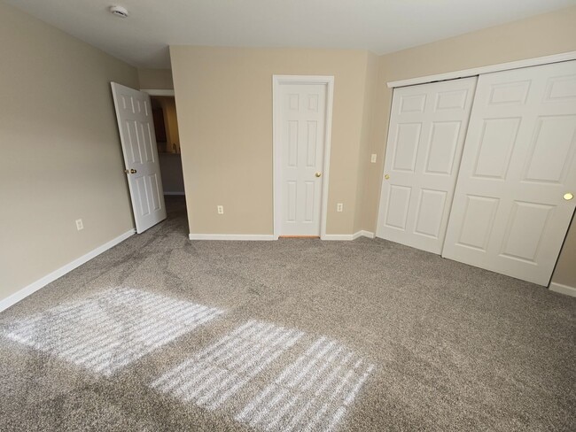 Building Photo - Fresh 2 bedroom, 2 bathroom condo located in Meadows on the Parkway in the heart of Boulder.