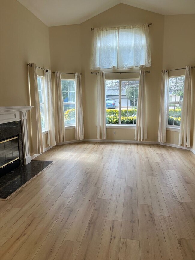 Building Photo - CAMPBELL - Executive 5 bedroom home in a desirable neighborhood
