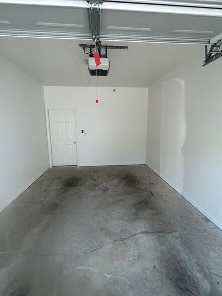 Big Garage - 12833 Tradd St