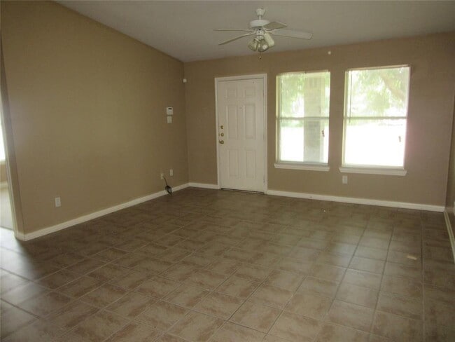Building Photo - 5237 Pinewood Terrace