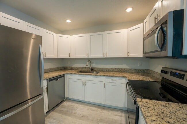 Building Photo - 6231 Bay Club Dr