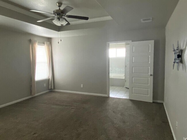 Building Photo - 901 Kacie Dr