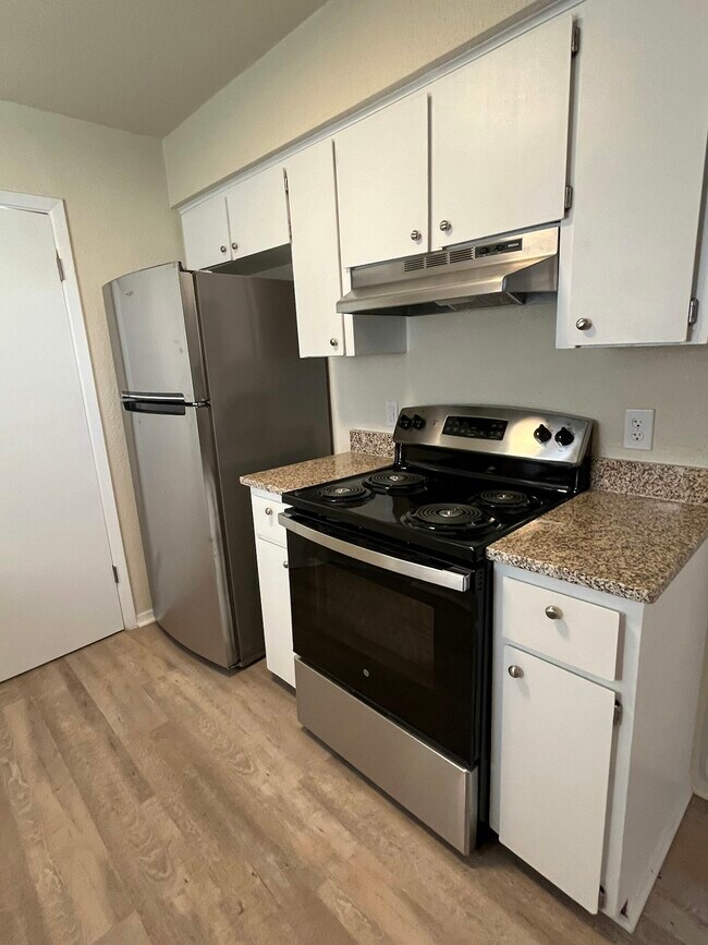 Building Photo - 909 Betsy Ross Dr