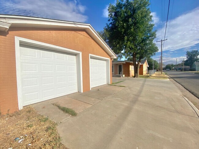 Building Photo - 3 Bed 2 Bath Home Now Available!