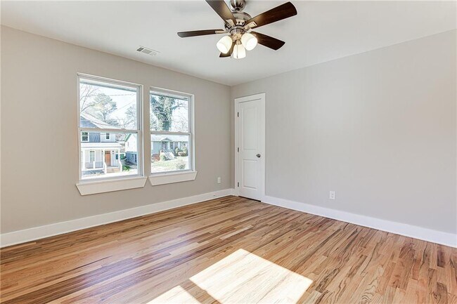 Building Photo - 870 Gaston St SW