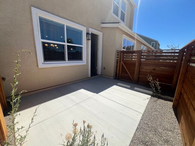 Building Photo - Modern! 3/2.5/2 Townhome in Minden