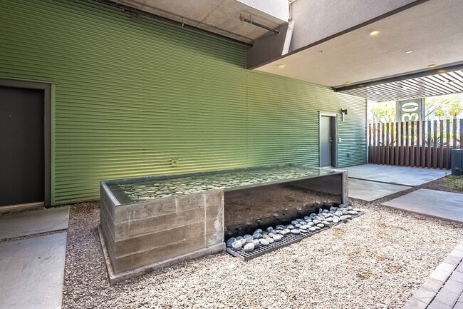 Building Photo - Live the Downtown Life! 2 Bedrooms!