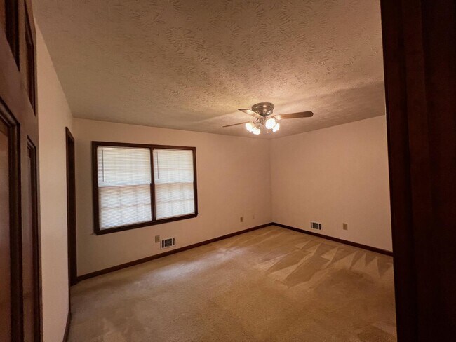 Building Photo - 380 Hidden Valley Dr SE