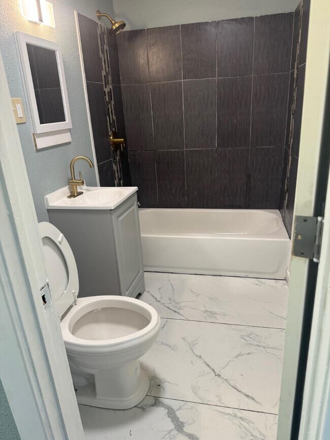 Building Photo - 3432 SE Bryant St