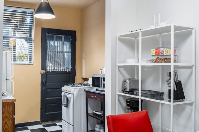 Building Photo - 3538 N Racine Ave