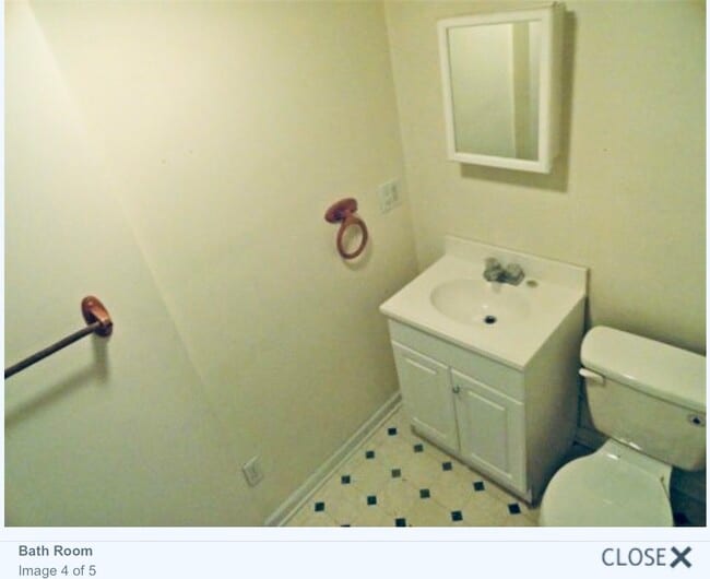 Building Photo - 113 Oak St