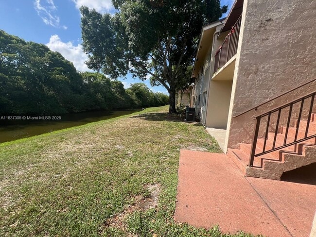 Building Photo - 1129 Lake Victoria Dr