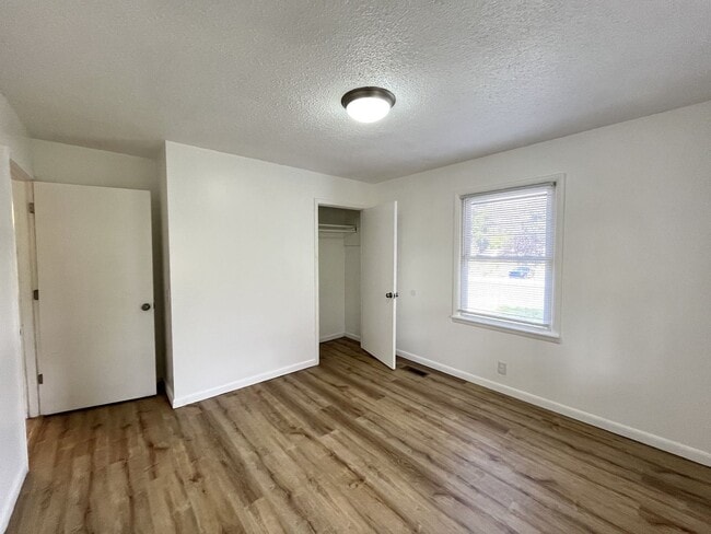 Building Photo - Brick Home W/ Big Yard