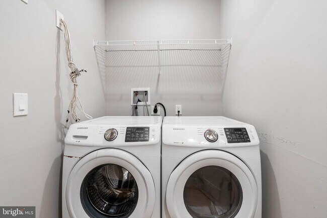 Building Photo - 2142 Master St