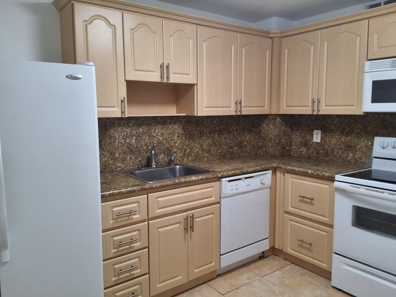 Building Photo - 401 Golden Isles Dr