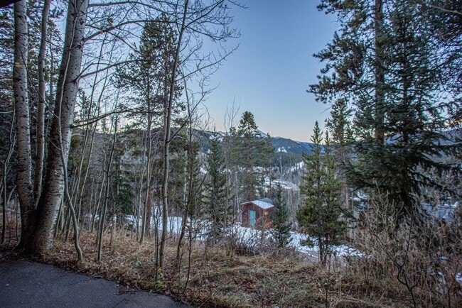 Building Photo - 2 Bed 1 Bath On Bus Route - Heat Included
