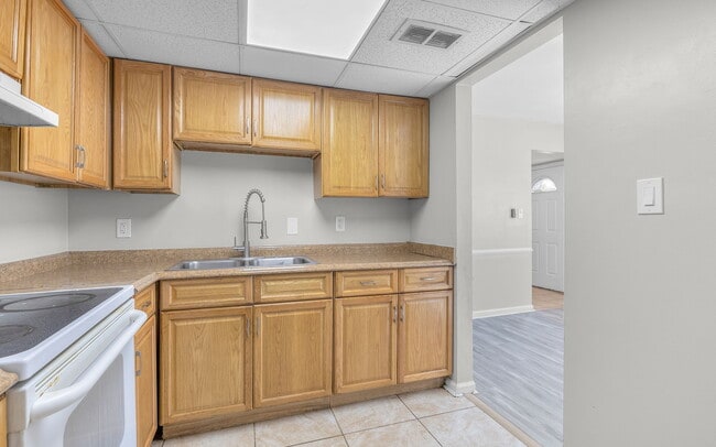 Building Photo - 809 Hampstead Ct