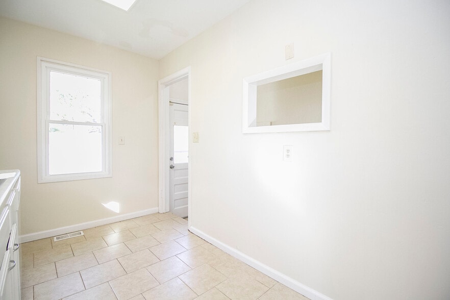 Building Photo - 1758 Talbot St