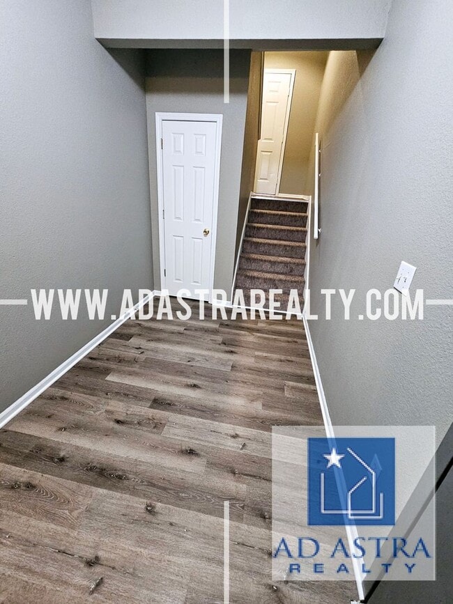 Building Photo - 2 Bedroom 2 Bath Townhouse in North Kansas...