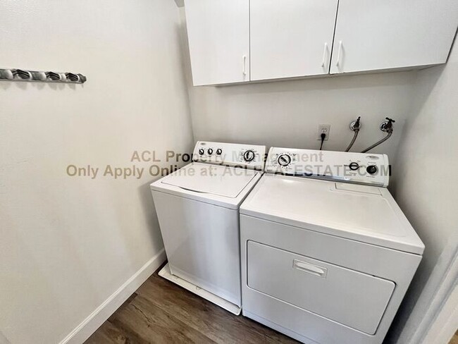 Building Photo - Spacious & Upgraded 4-Bedroom Townhouse in...