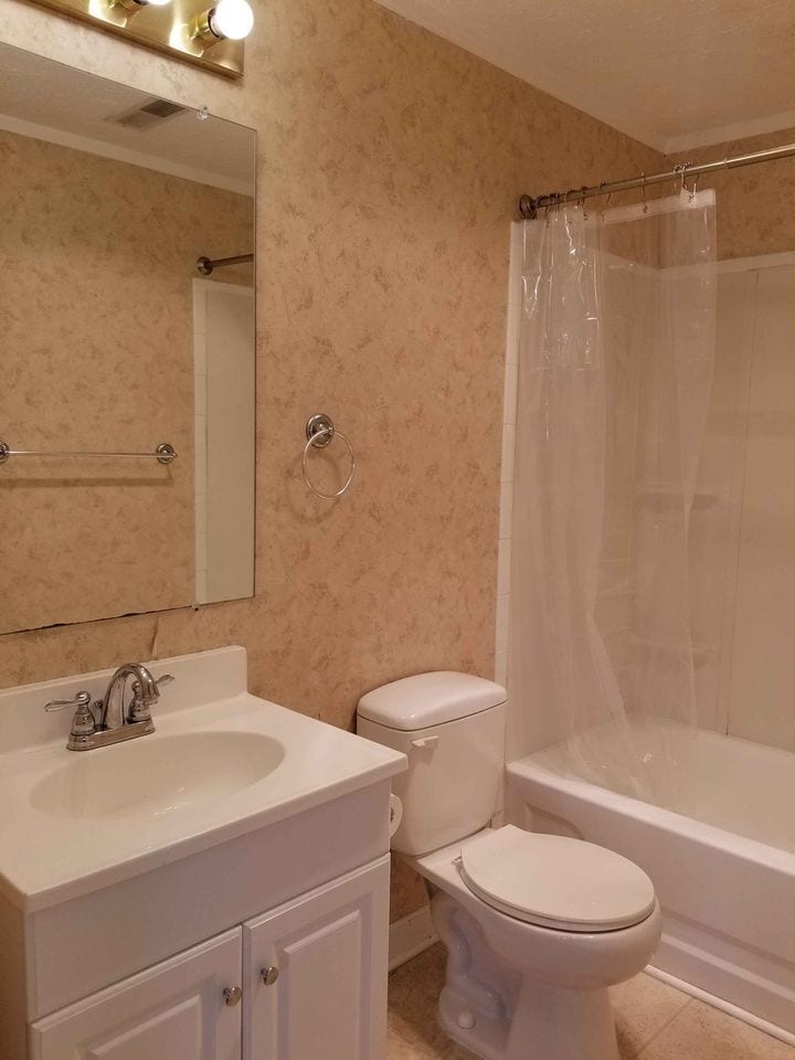 Full bath upstairs - 225 Baugh Ln NE