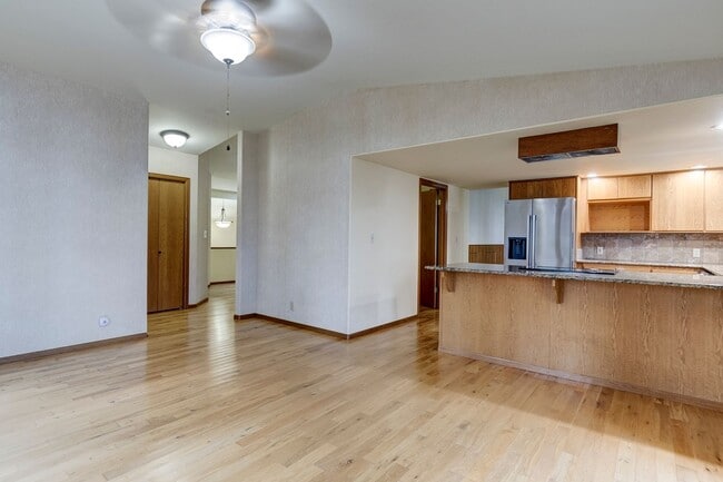 Building Photo - 3 Bedroom 2.5 bathroom nestled in woods with water view